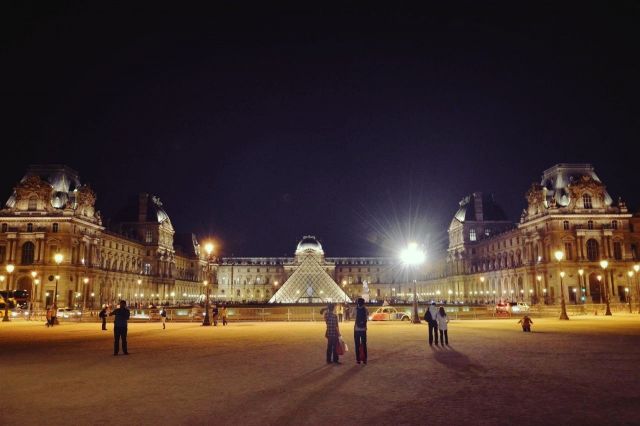 ルーブル美術館夜パリ
