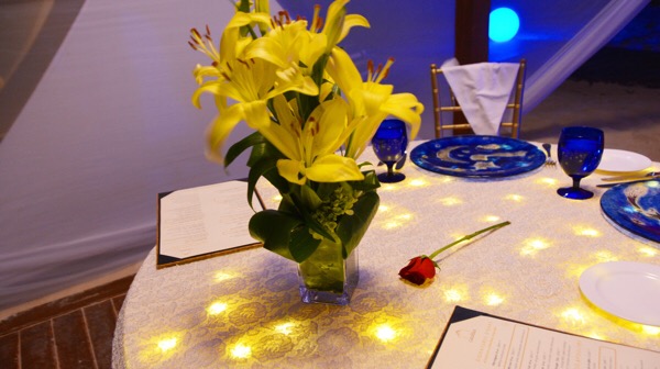 テーブルにはバラと百合の花